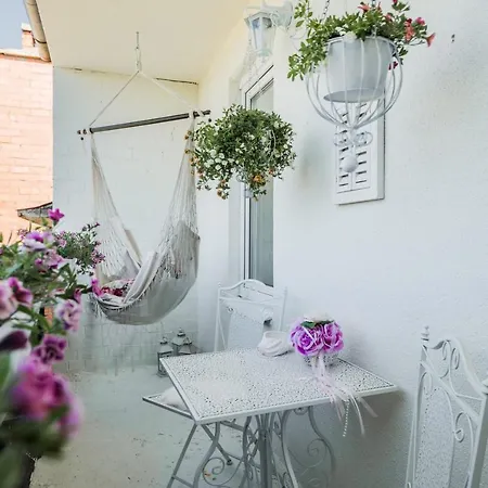 Vintage Lounge By The Sea In Apartment *