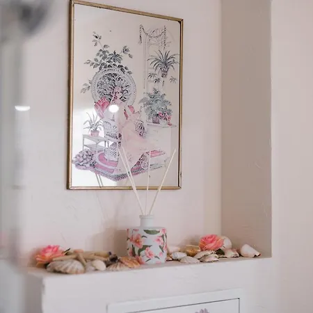 Vintage Lounge By The Sea In Apartment